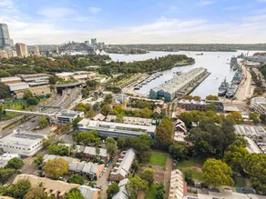 Cozy Open-Plan Studio With Pool Access Near Wharf - Image 5