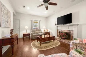 Pleasant Home Near LSU and Womans Hospital w patio - Image 3