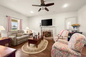 Pleasant Home Near LSU and Womans Hospital w patio - Image 4