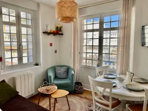 Sea view balcony ·Cosy ·Beach steps away ·4 guests - Image 2
