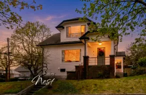 Sleeps 12 3 Kitchen Walk to Link Light Rail - Image 2