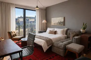 Walker's Point Designer 2BR · Prime Location with Balcony and Gym · Sleeps 6 - Image 3