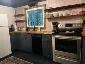 Lakefront retreat-ideal couples-10min to Wild Ctr - Image 3