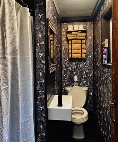Lakefront retreat-ideal couples-10min to Wild Ctr - Image 5