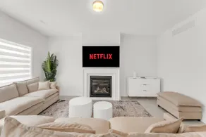 Luxury 5BR|14 Guests|Scarborough|3 Parking - Image 2