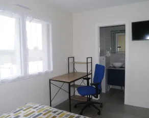 Independent 3-bed apartment in house - Image 3