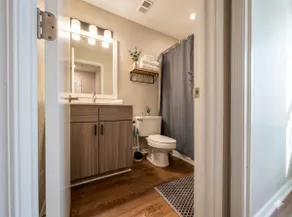 Cozy, Quiet Lakeview Apt w/ Balcony & Pool - Image 5