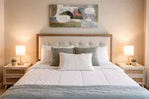 Cozy, Quiet Lakeview Apt w/ Balcony & Pool - Image 3