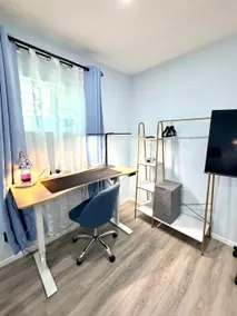 Bright & Chic Blue 1BR | Fast WiFi + Workspace - Image 2