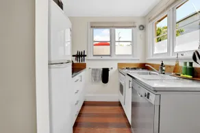 Victorian Heritage Cottage Stay Near UTAS Stadium - Image 4