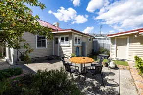 Victorian Heritage Cottage Stay Near UTAS Stadium - Image 2
