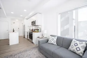 New King Bed Suite Near DT Stampede & UG Parking - Image 4
