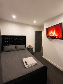 1 Bedroom Luxury Serviced Flat, 24hr Check in WiFi Netflix Washer Fully Equipped - Image 5