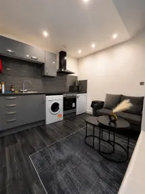 1 Bedroom Luxury Serviced Flat, 24hr Check in WiFi Netflix Washer Fully Equipped - Image 2
