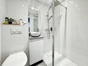 Fully renovated modern haven - Image 3