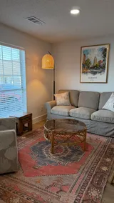 Fully renovated modern apartment - Image 2