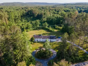 Grand Country Estate With Modern Comforts - Image 3