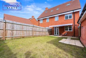 BRAND NEW! Farnborough Air Show Serviced Home X2 FREE Parking By Redwood Stays - Image 5