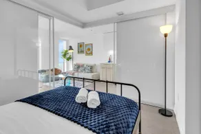 Bright 1BR near Eaton Centre and Toronto Met - Image 3