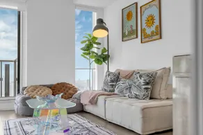 Bright 1BR near Eaton Centre and Toronto Met - Image 5