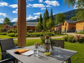 Spacious apartment with lake and mountains views - Image 2