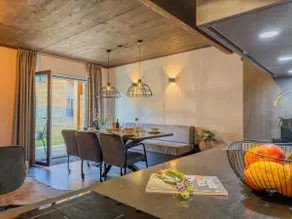 Spacious apartment with lake and mountains views - Image 4