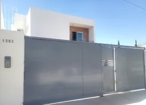 Luxury house, spacious areas with a closed garage - Image 3