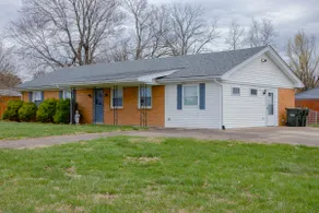 Pet-friendly yard, king suite near Louisville - Image 2