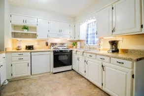 Pet-friendly yard, king suite near Louisville - Image 5