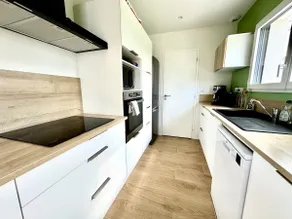 Bright 4-Bedroom House, Garden, Close to the Sea - Image 2