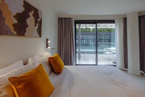Mercury Suite Designer Apartment with Pool Access - Image 5