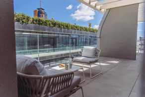 Mercury Suite Designer Apartment with Pool Access - Image 3