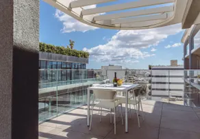 Mercury Suite Designer Apartment with Pool Access - Image 2