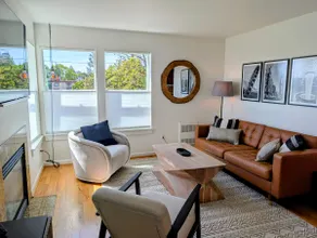 Gallery House, Minimalist Luxury 4BR, Near DT & Stadiums - Image 4