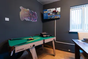 Hull Largest 5 Bedroom Hope home 2BR 8 Beds Garden, Games & Parking - Image 4