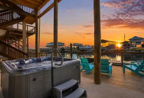 Angler's Dock, Hot Tub, Commercial Ice Machine - Image 2