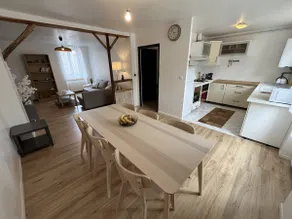 Spacious, bright, 2-bedroom apartment with windows on two sides in the city center - Image 2