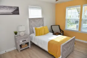 Spacious 5BR w/parking near DC Sleeps 12 - Image 2
