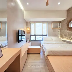 Studio with Free Pool Access & Night Swimming in Capitol Town - Image 2