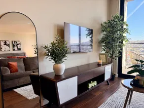 Luxury high-floor suite w/ views & top amenities - Image 2