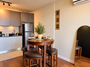 Luxury high-floor suite w/ views & top amenities - Image 4