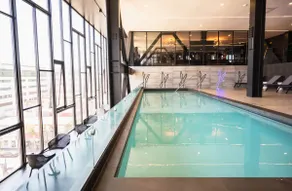Luxury high-floor suite w/ views & top amenities - Image 3