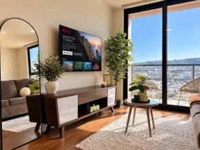 Luxury high-floor suite w/ views & top amenities - Image 2