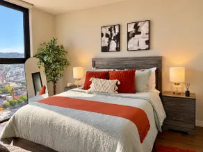 Luxury high-floor suite w/ views & top amenities - Image 5