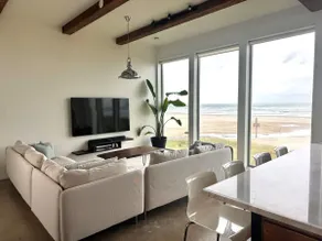 MODERN LUKSUSHAVN: Gulv-til-loft panoramaudsigt og direkte adgang til stranden - Image 3