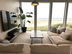 MODERN LUKSUSHAVN: Gulv-til-loft panoramaudsigt og direkte adgang til stranden - Image 2