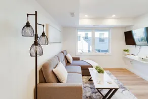 Contemporary Comfort 2BR Kitchener Escape - Image 5