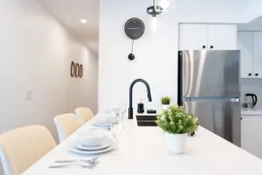 Contemporary Comfort 2BR Kitchener Escape - Image 3