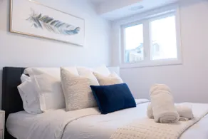 Contemporary Comfort 2BR Kitchener Escape - Image 4