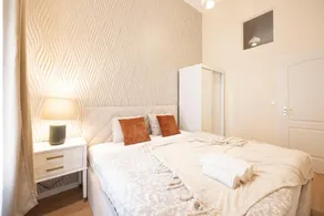 Light-Filled 3BR Retreat - Relaxing Family Apt - Image 2